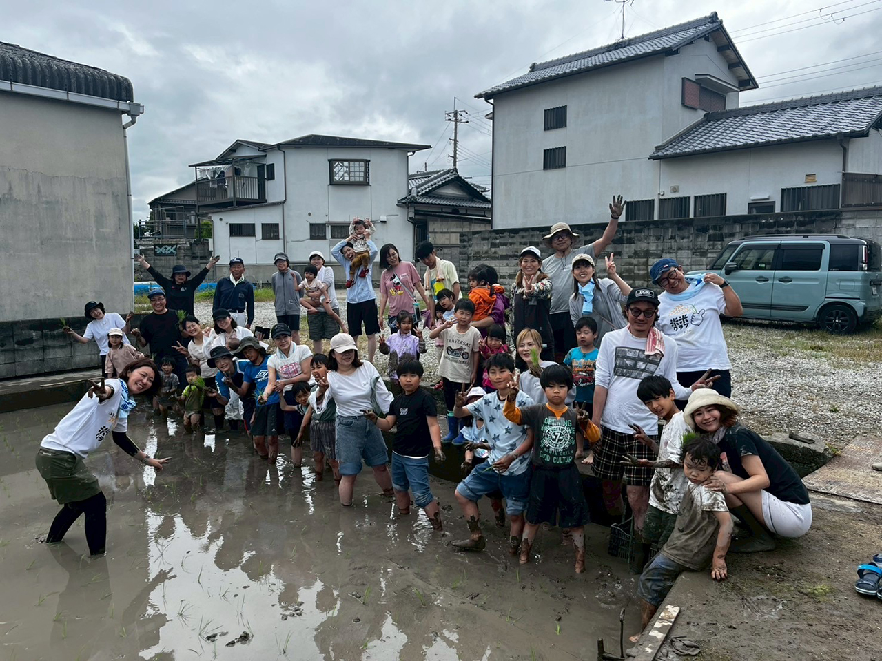 泥んこで田植えの日！